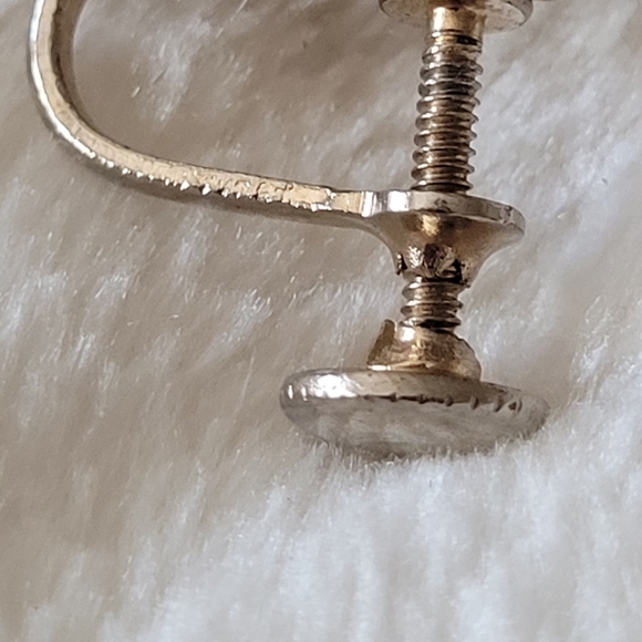 Vintage gold toned screw backed earrings. - Picture 4 of 6